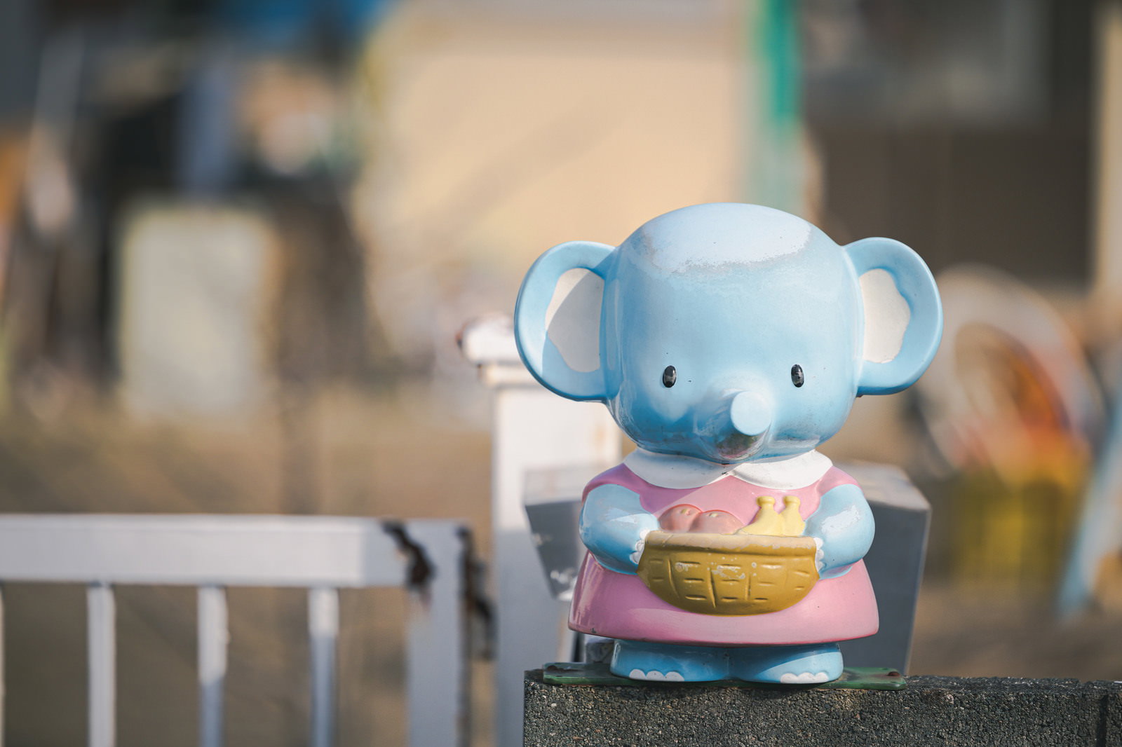 青いかわいい象のオブジェが幼稚園の入り口に置かれている