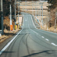 200メートル先に工事現場が見える福島県浜通りの下り坂の写真