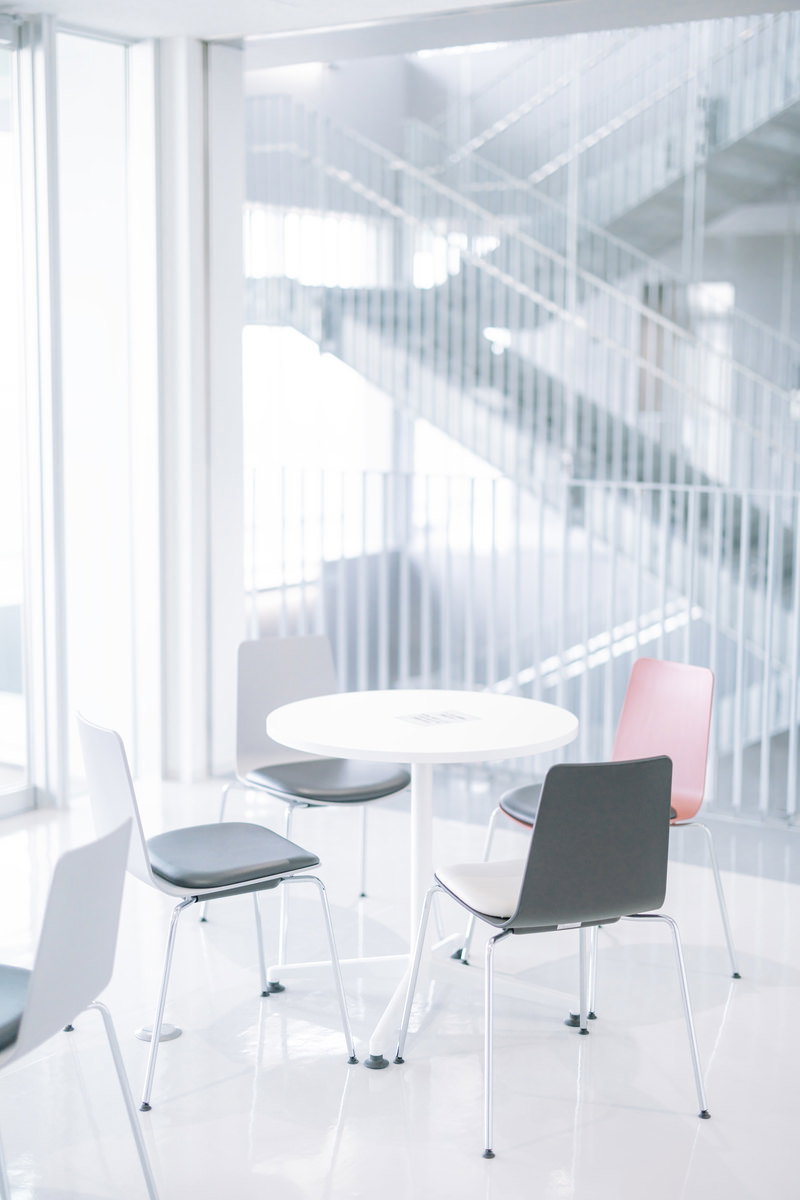 双葉町産業交流センターの白いテーブルと色とりどりの椅子