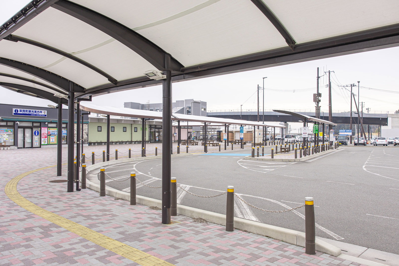 黒いフレーム屋根を持つバス停がある福島県富岡駅前のロータリー