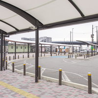 福島県富岡駅前のロータリーとバス停の駅前広場風景の写真