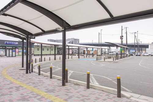 福島県富岡駅前のロータリーとバス停の駅前広場風景