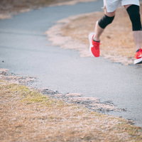 天神岬スポーツ公園でジョギングする赤いシューズのランナーの写真