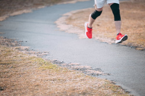 天神岬スポーツ公園でジョギングする赤いシューズのランナー