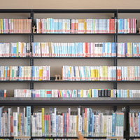広野町のふたば未来学園図書室に整然と並ぶ本棚の写真