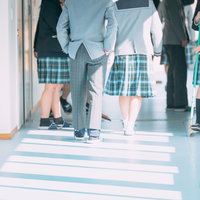 広野町のみらい学園で渡り廊下を移動する男女共学の高校生の写真