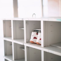 ふたば未来学園の下駄箱に並ぶ白と赤のシューズの写真