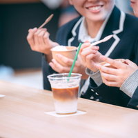 ふたば未来学園のカフェで飲み物を飲みながら談笑する高校生の写真