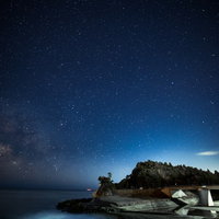 広野町防災緑地から眺める星空と夜の海岸風景の写真