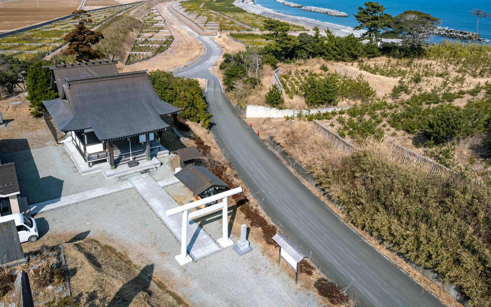 南相馬市の山田神社を上空から撮影した全景写真。海岸線と参拝地が見える