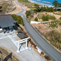 南相馬市の山田神社を上空から見た参拝地と海岸線の写真