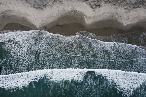 北泉海岸の波打ち際に砂浜を洗う白波と海岸風景