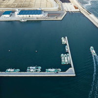 福島県浪江町の請戸漁港に入港する漁船と漁業施設の写真