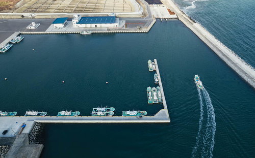 福島県浪江町の請戸漁港に入港する漁船と漁業施設