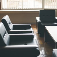 OIC施設内の元校長室に残された黒い事務用椅子の写真