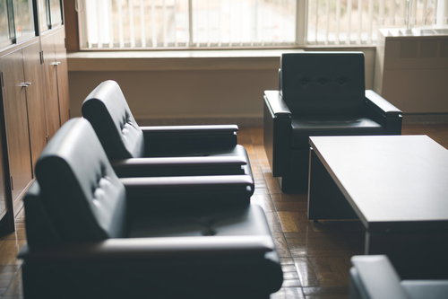 OIC施設内の元校長室に残された黒い事務用椅子