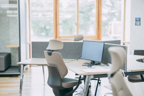 大熊インキュベーションセンター内の明るいデスクスペース