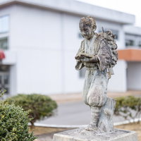 福島県大熊町の旧大野小学校跡地に立つ二宮金次郎像の写真