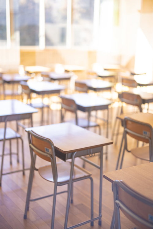 ふたば未来学園の教室に並ぶ学校机と椅子の学習環境