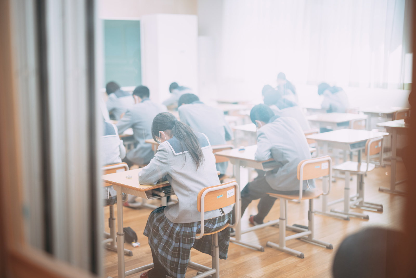 ふたば未来学園の教室で机に向かって勉強する高校生たちの様子