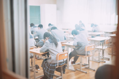ふたば未来学園の授業中、机に向かって集中する高校生たち