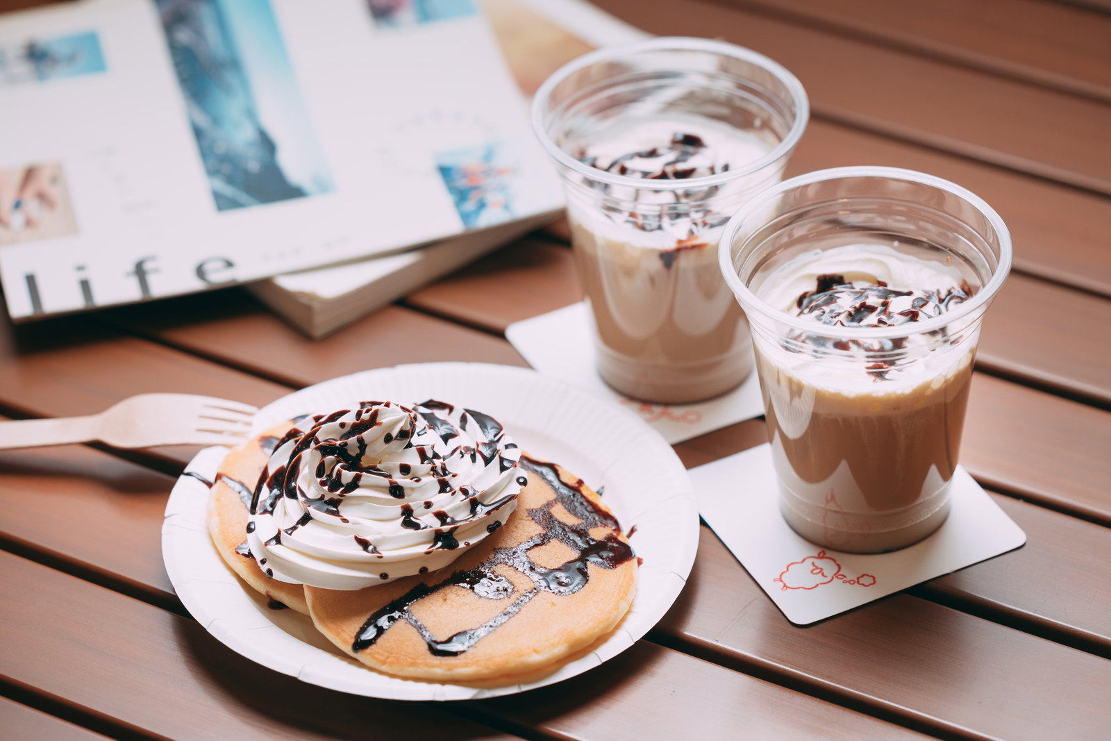ふたば未来学園Cafeふぅで提供されるパンケーキ、生クリーム、アイスラテ
