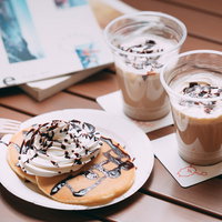 ふたば未来学園Cafeふぅの生クリームたっぷりパンケーキとアイスラテの写真