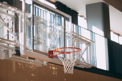 ふたば未来学園の体育館で日差しが差し込むバスケットゴール