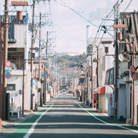 瓦屋根の家並みが続く福島県広野町駅前通りの町並み風景の写真