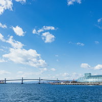 小名浜港から眺める小名浜マリンブリッジと青い海の写真