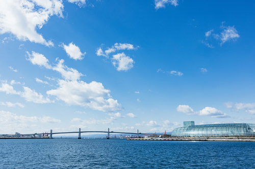 小名浜港から眺める小名浜マリンブリッジと青い海