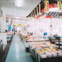 いわき市の海鮮市場で並ぶ生鮮食品と水産物の写真