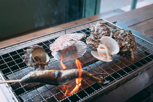 小名浜港での海鮮バーベキュー、貝類を炭火焼きで加熱調理する風景