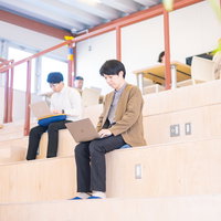 小高パイオニアヴィレッジのコワーキングスペースで作業するノマドワーカーたちの写真