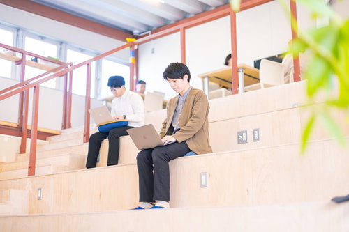 小高パイオニアヴィレッジのコワーキングスペースで作業するノマドワーカーたち