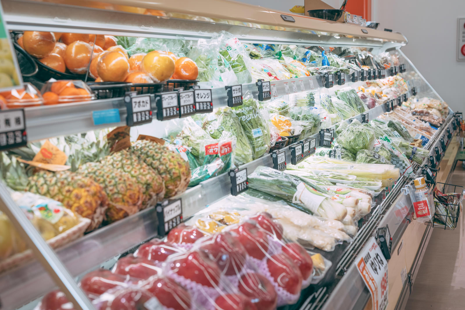 南相馬市の小高ストアの青果コーナーに並ぶみかん、野菜、精肉などの販売商品