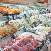 小高ストアで販売中の野菜や果物が並ぶ青果コーナーの写真