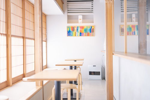 haccobaの和テイストな店内、木製テーブルと畳の間仕切りのある空間