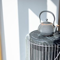 haccobaのストーブの上に置かれた鉄瓶の写真