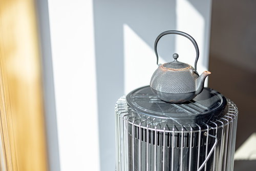 haccobaのストーブの上に置かれた鉄瓶