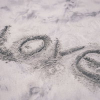 北泉海岸の砂浜に書いたLOVEの文字とハートの写真