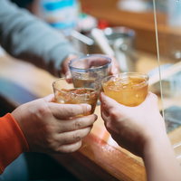 ちょい呑み小恋での乾杯、グラスを合わせるの写真