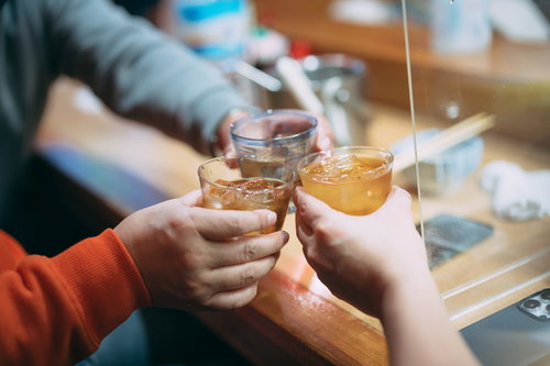 ちょい呑み小恋での乾杯、グラスを合わせる