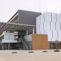 双葉町産業交流センターの建築的な入り口と外観全景の写真