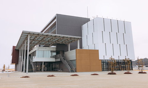 双葉町産業交流センターの建築的な入り口と外観全景