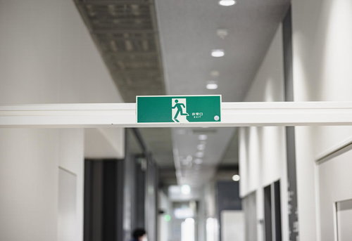 双葉町産業交流センターの館内非常口サイン