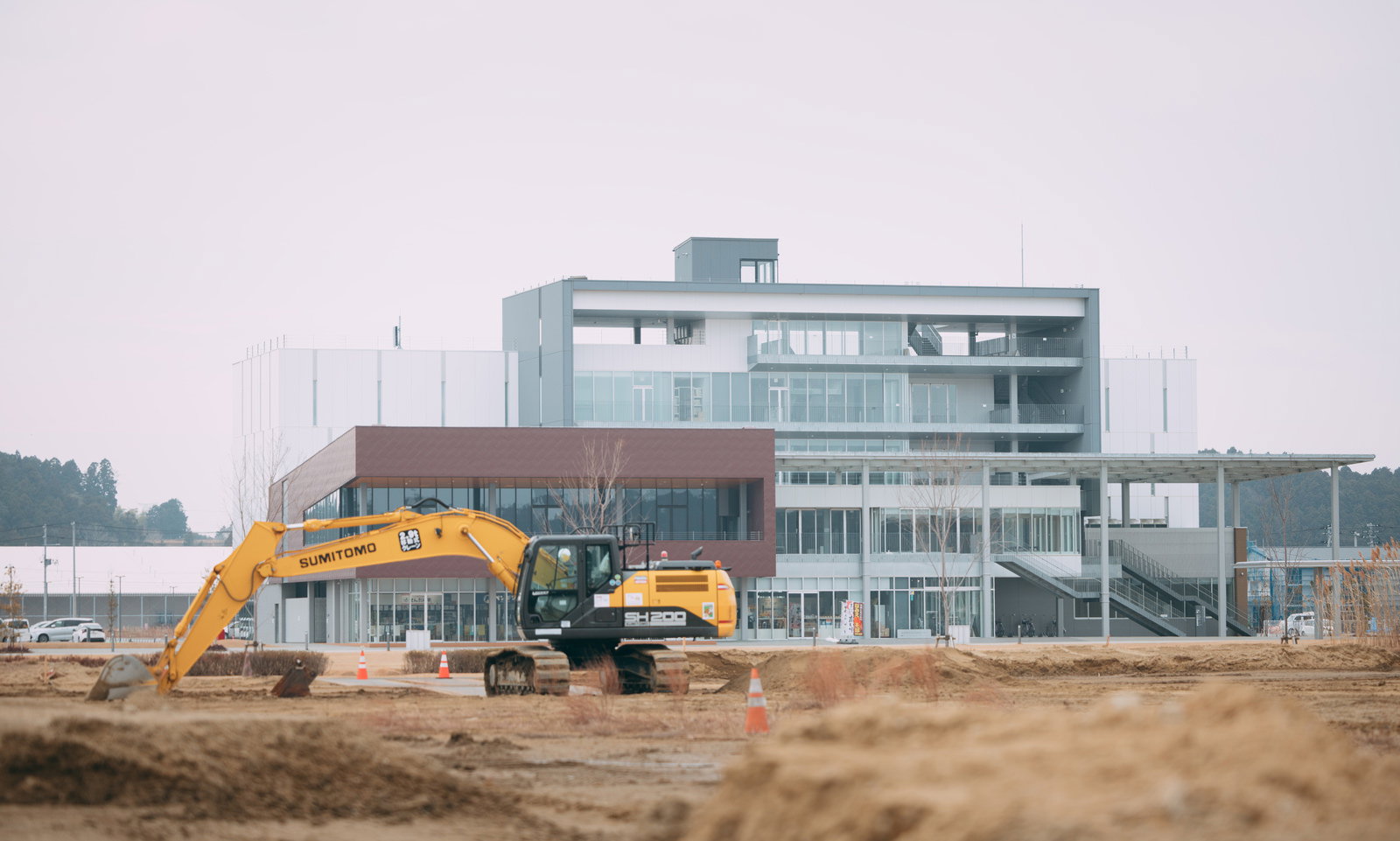黄色いショベルカーが稼働する双葉町産業交流センターの建設現場