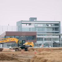 双葉町産業交流センターの建設現場とショベルカーの写真