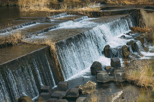 2月の熊川の魚道と段差のある水流、冬の河川環境