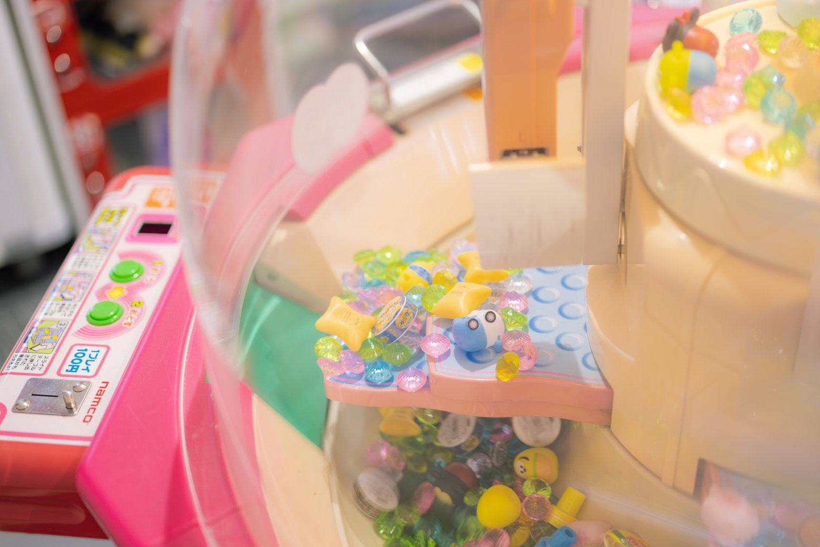 ピンク色のゲーム機にカラフルなビーズが詰まっている様子